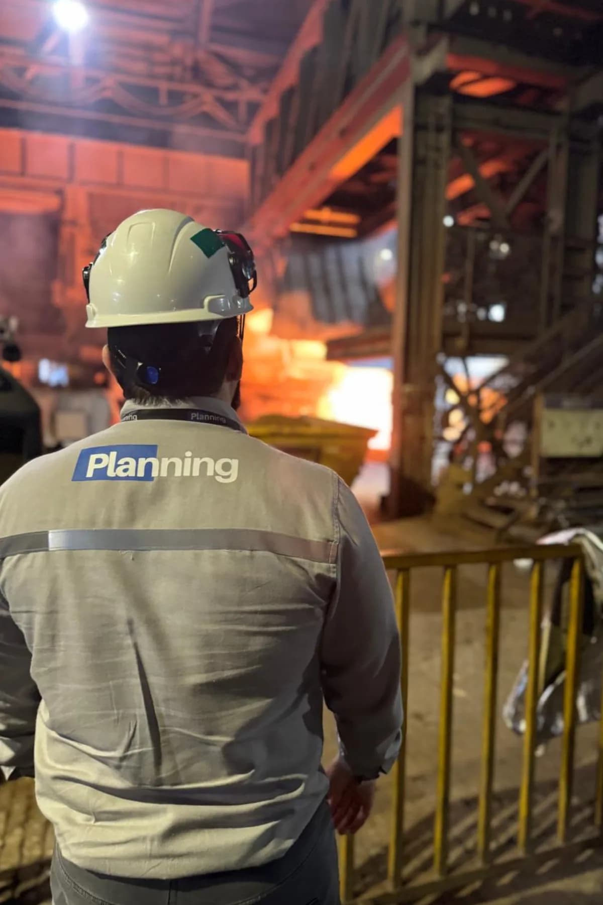 Técnico Planning diante do forno em planta siderúrgica